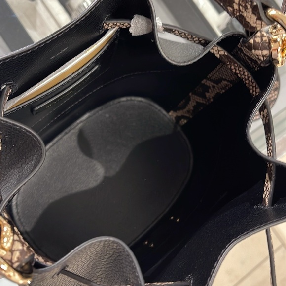 MICHAEL KORS
Reed Md Pebbled Leather Belted Bucket Messenger Satchel Crossbody - Picture 7 of 16